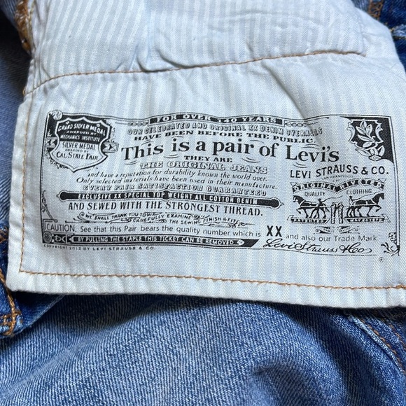 Levis 501 Jean shorts - Picture 4 of 11